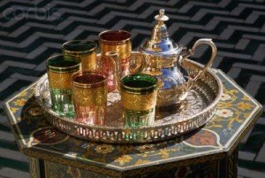 Tipico servizio per la cerimonia del tè marocchino decorato con arabeschi.