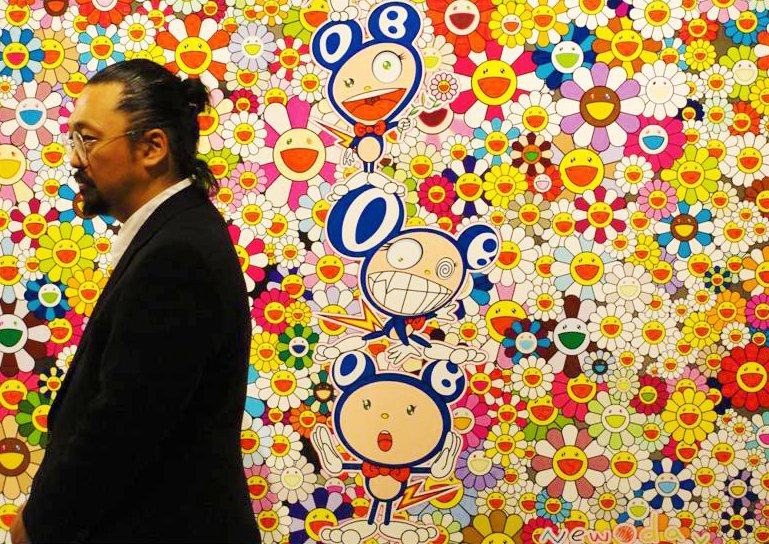 Takashi Murakami davanti a una sua opera